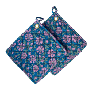 pannenlappen blauw met roze bloemen en groene bladeren