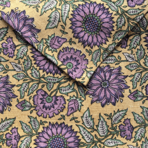 geel tafelkleed met paarse bloemen en groenbeige bladeren