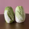 peper- en zoutstel vorm van andijvie groen
