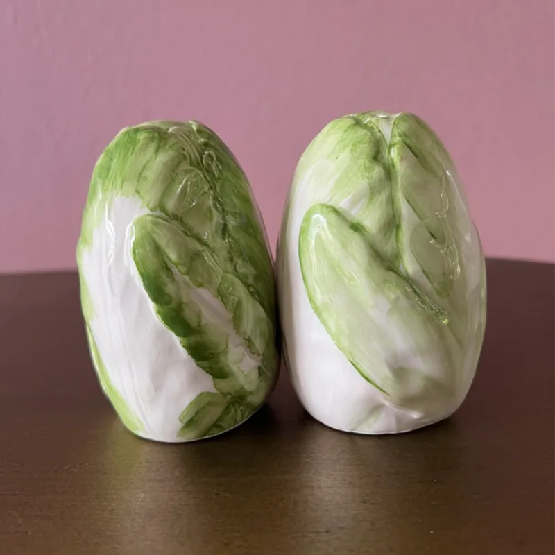 peper- en zoutstel vorm van andijvie groen