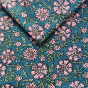 tafelkleed blauw met roze bloemen en groene bladeren