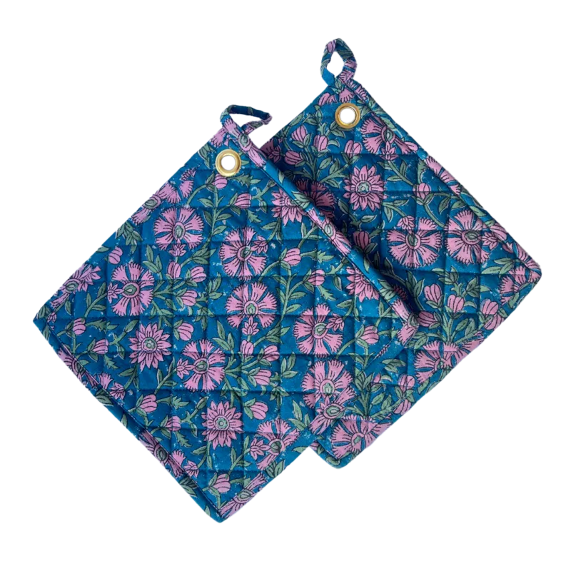 pannenlappen blauw met roze bloemen en groene bladeren