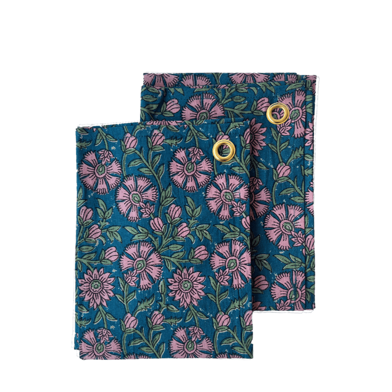 Theedoeken blauw met roze bloemen en bladeren
