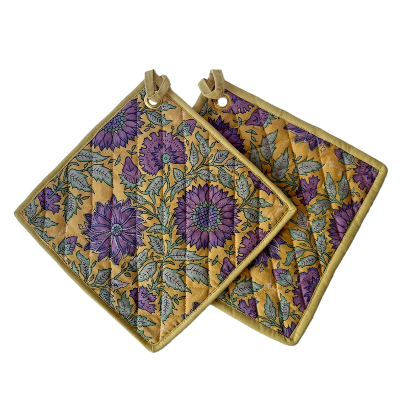 pannenlappen geel met paarse bloemen en bladeren